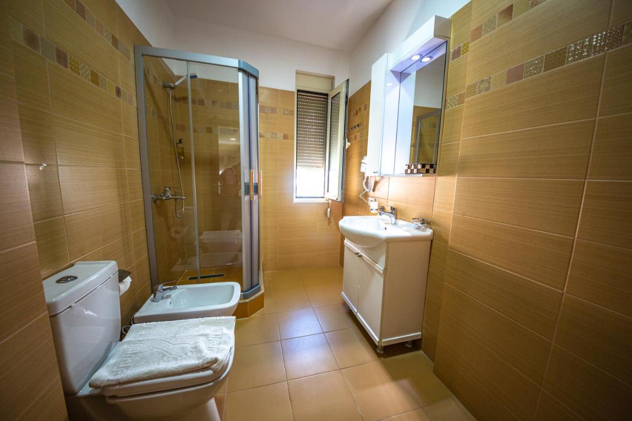 Royal Park Hotel Qerret Zewnętrze zdjęcie