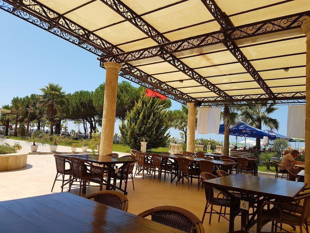 Royal Park Hotel Qerret Zewnętrze zdjęcie